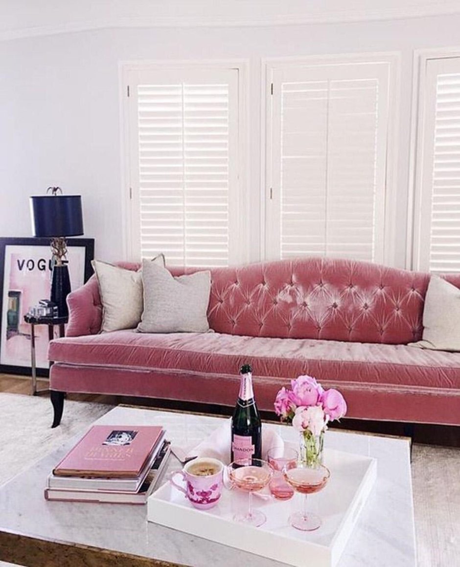 Пудрово розовый диван