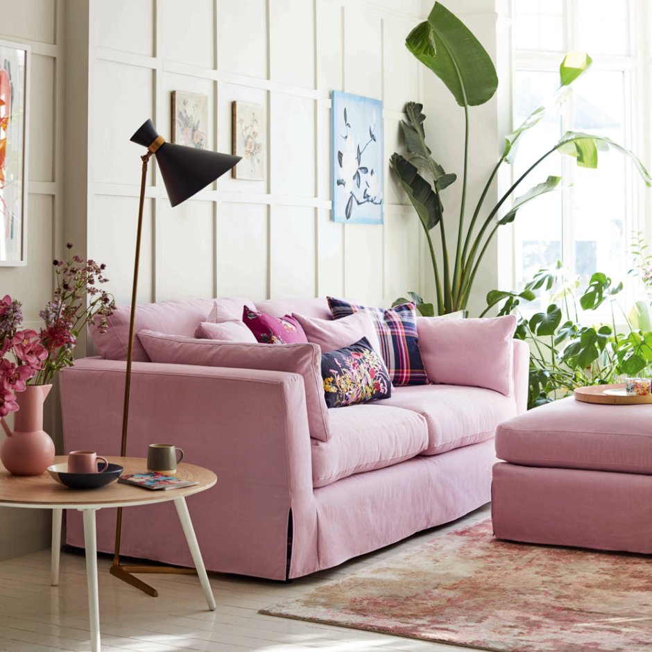 Розовый диван в интерьере детской