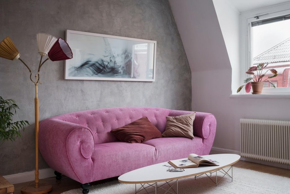 Розовый диван в интерьере лофт