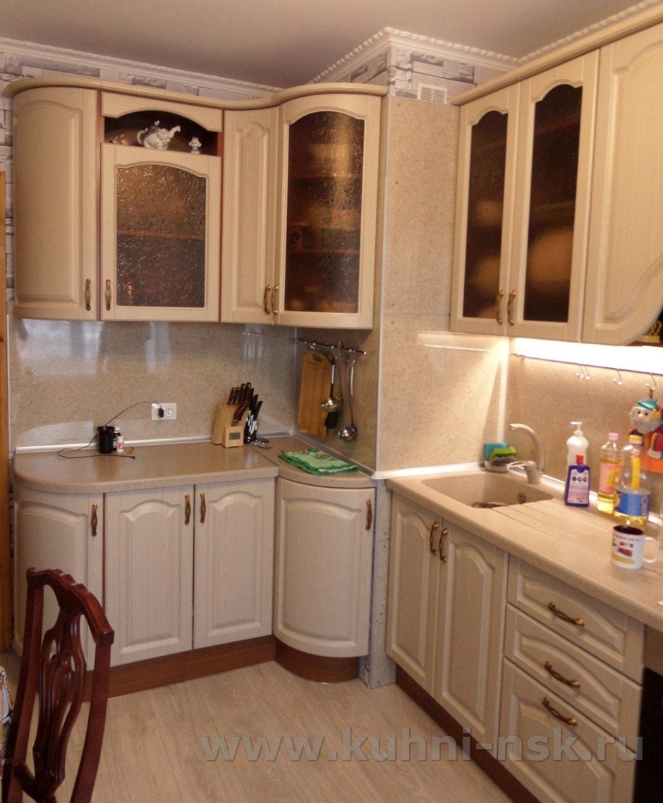 Кухонный гарнитур с вентиляционным коробом