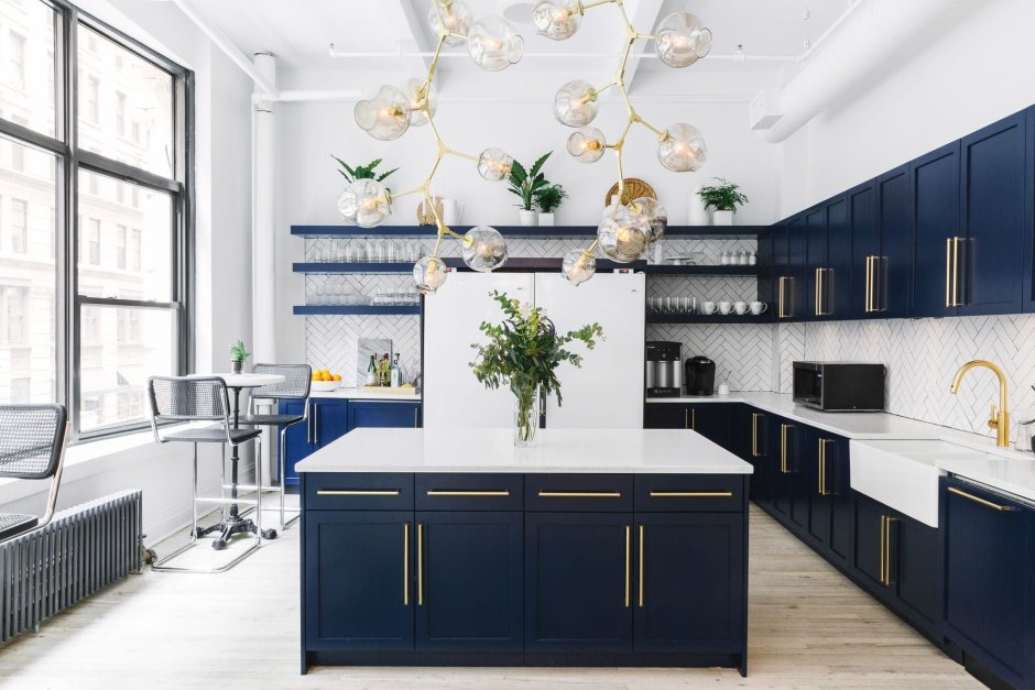 Синяя кухня в современном стиле