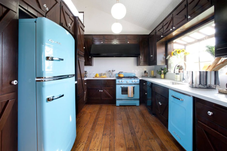 Голубой холодильник в интерьере кухни