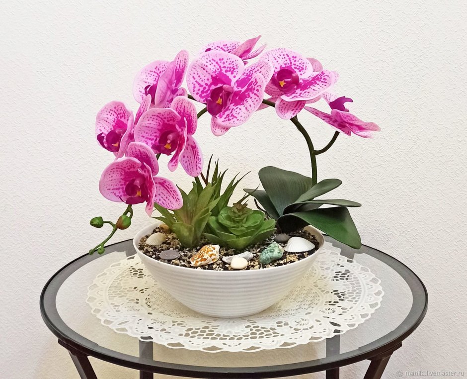 Композиция из искусственных орхидей