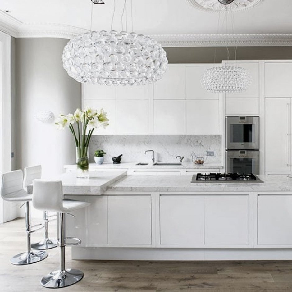Кухонный гарнитур в белом цвете