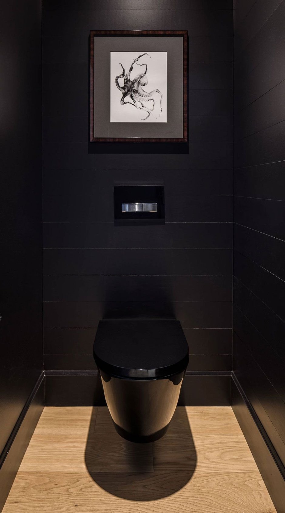 Черная инсталляция с туалетом