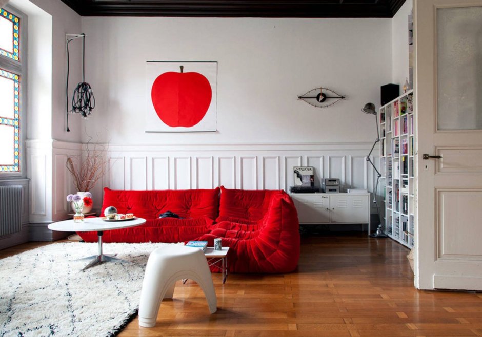 Апартаменты в стиле красный диван