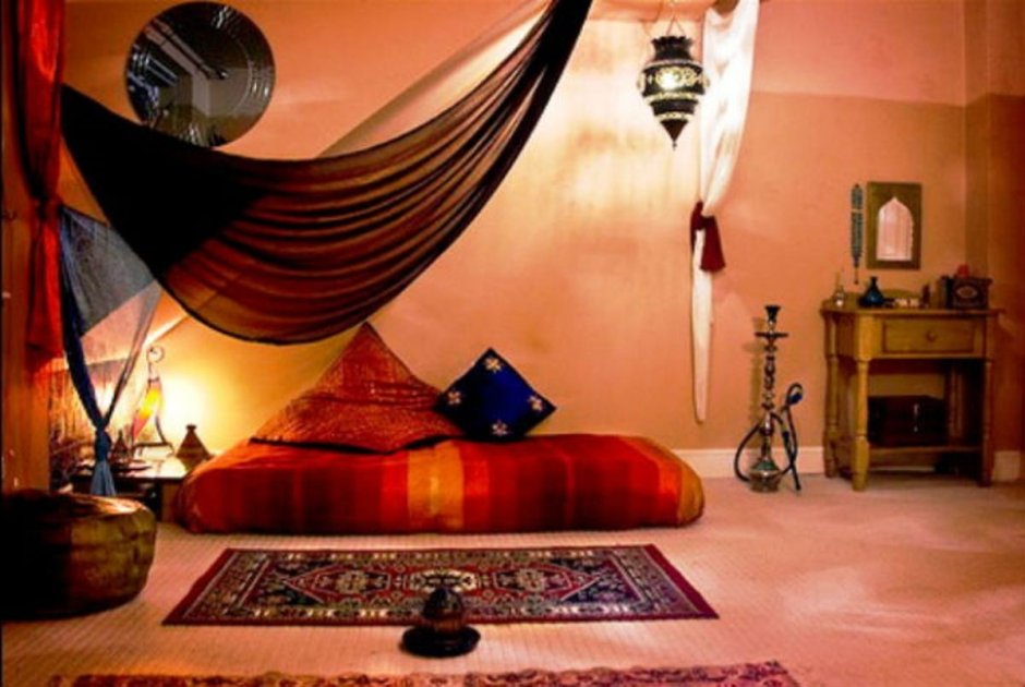 Кровать в индийском стиле