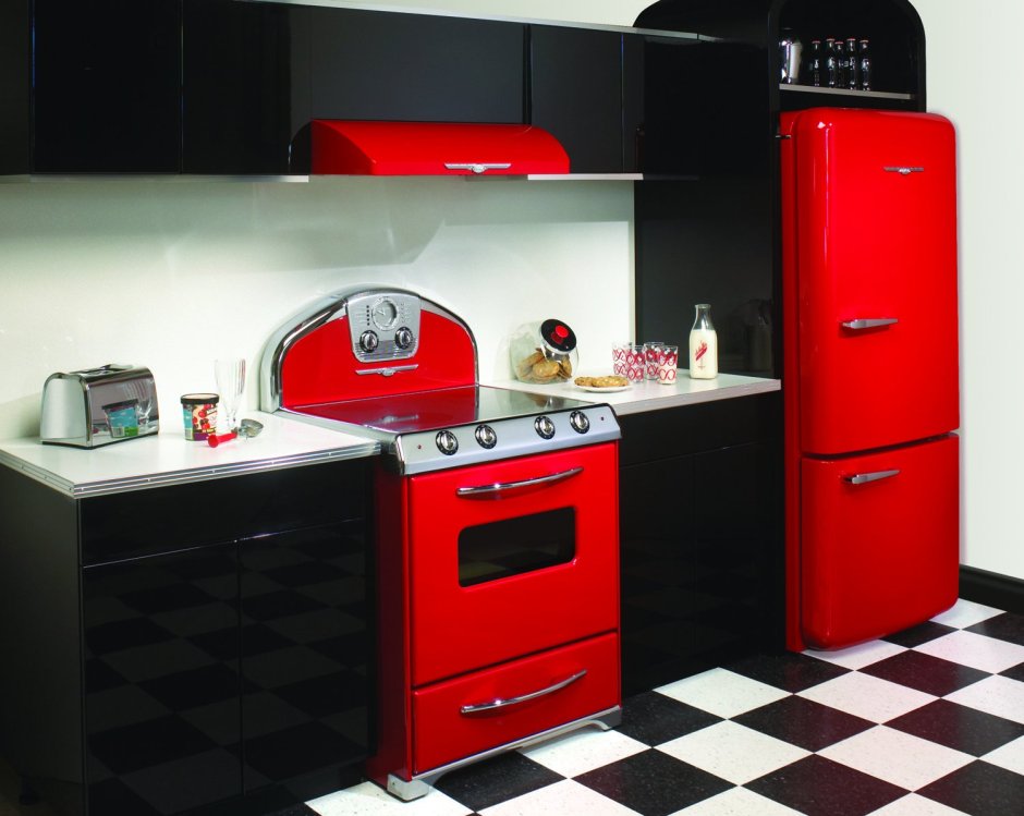 Черная кухня с красным холодильником