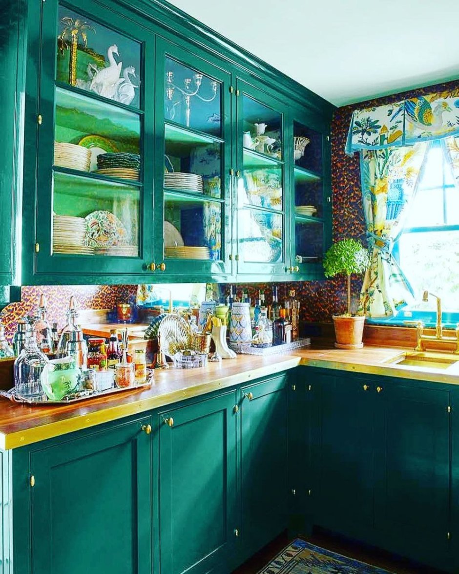 Кухня в ирландском стиле зеленая