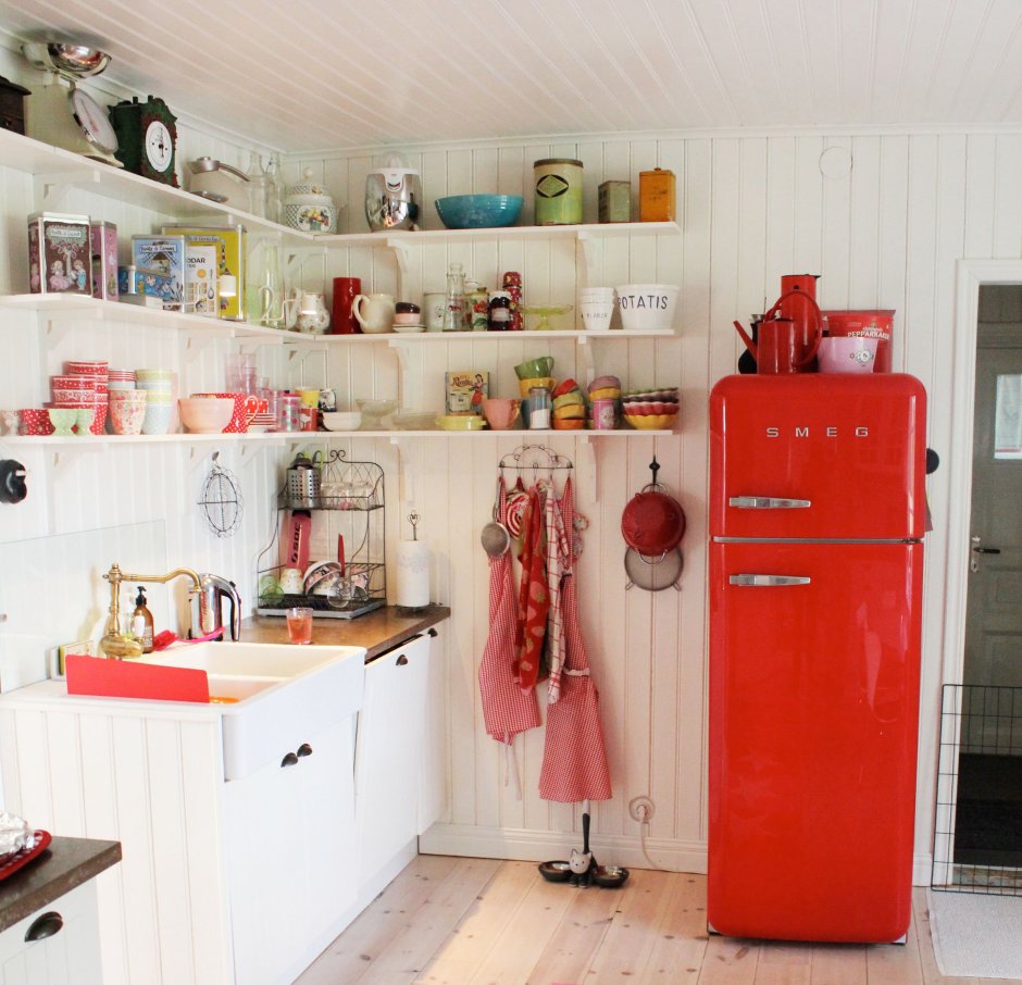 Интерьер кухни с красным холодильником в винтажном стиле