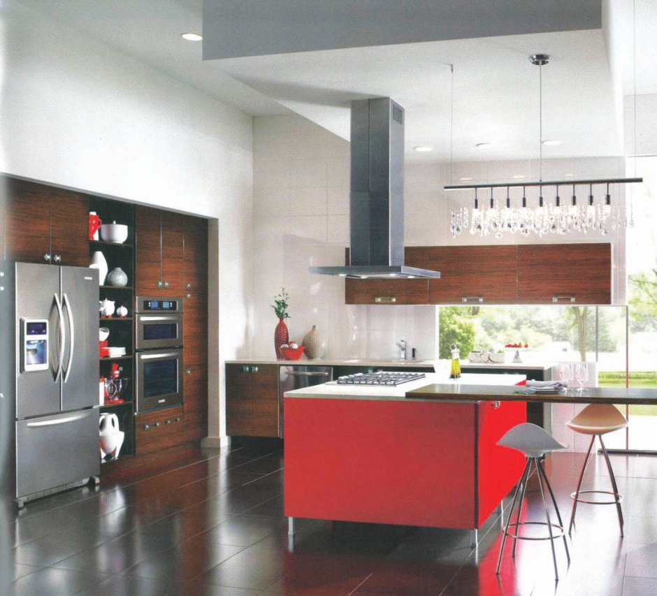 Чёрный холодильник в интерьере красной кухни