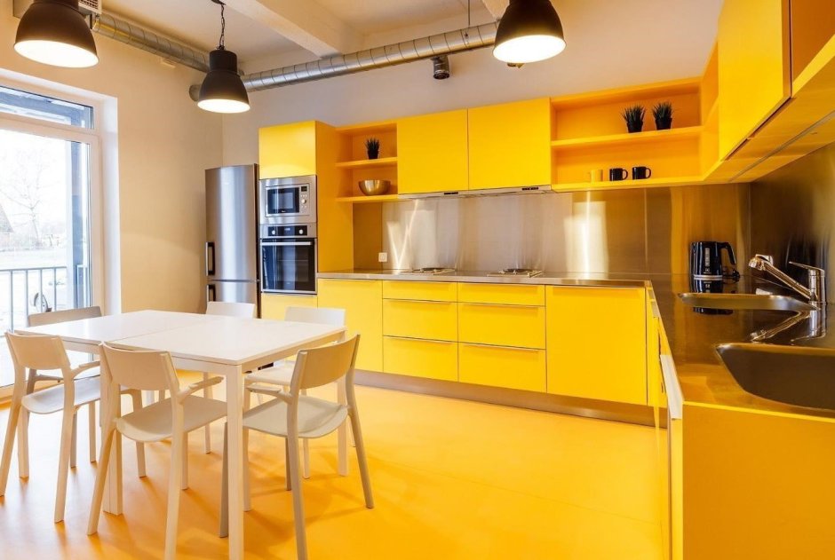 Желтая отделка кухни