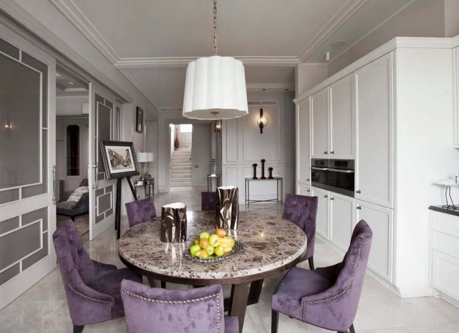 Белая кухня с фиолетовым диваном
