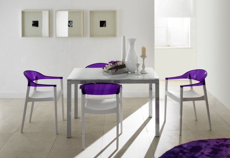 Фиолетовые стулья в интерьере