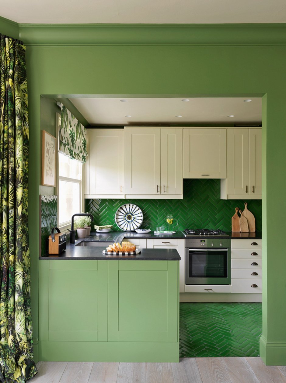 Маленькая кухня в зеленых тонах