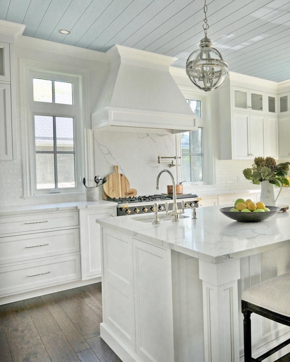 Белый деревянный потолок на кухне