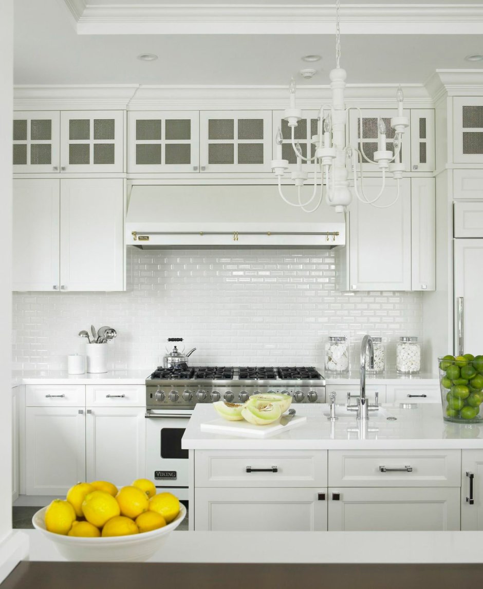Белый кухонный гарнитур с белым фартуком из плитки