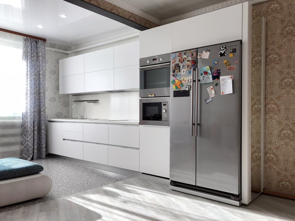 Белый двухдверный холодильник в интерьере кухни