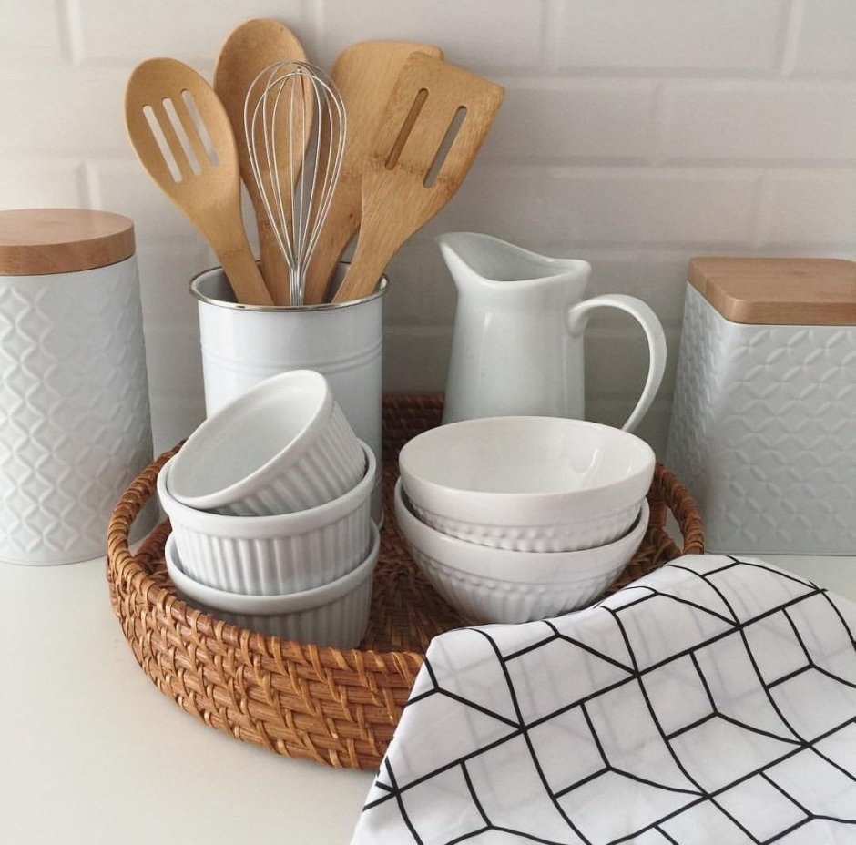 Белая керамическая посуда для кухни