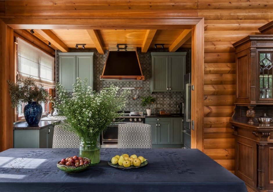 Интерьер кухни на даче в деревянном доме