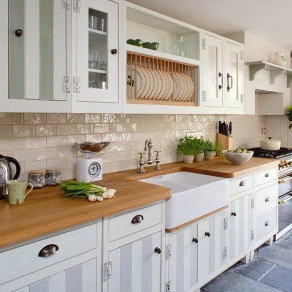 Белая кухня с деревянным фартуком
