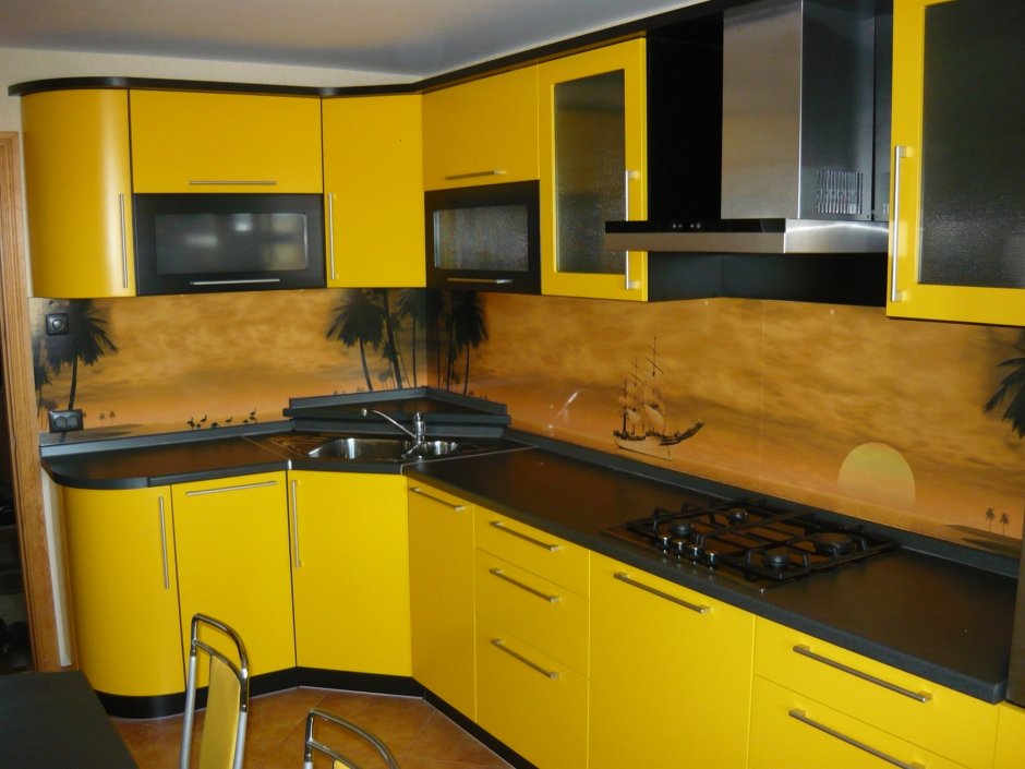 Желтая угловая кухня