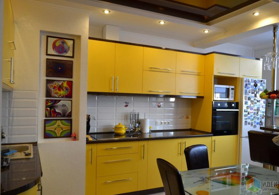 Желтая угловая кухня в интерьере