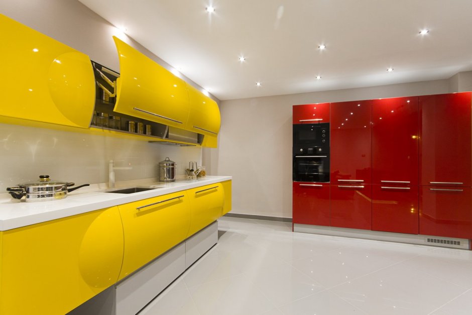 Глянцевый желтый фасад кухни