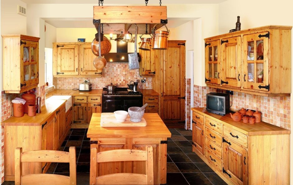 Простая деревянная кухня