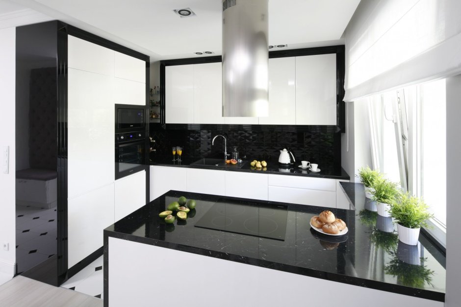 Кухня белого цвета с черной столешницей