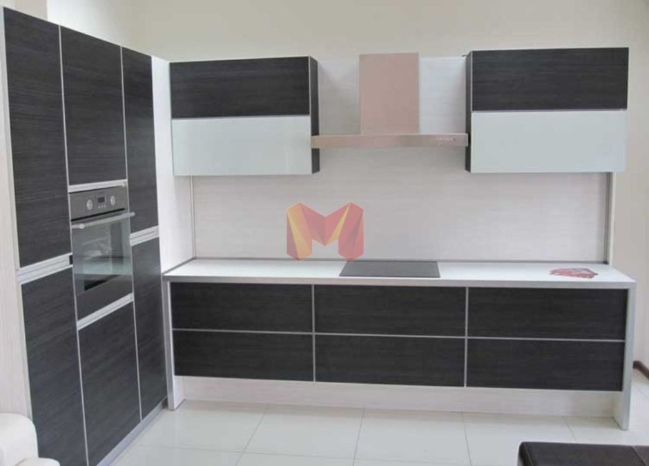 Кухонный гарнитур с горизонтальными шкафами