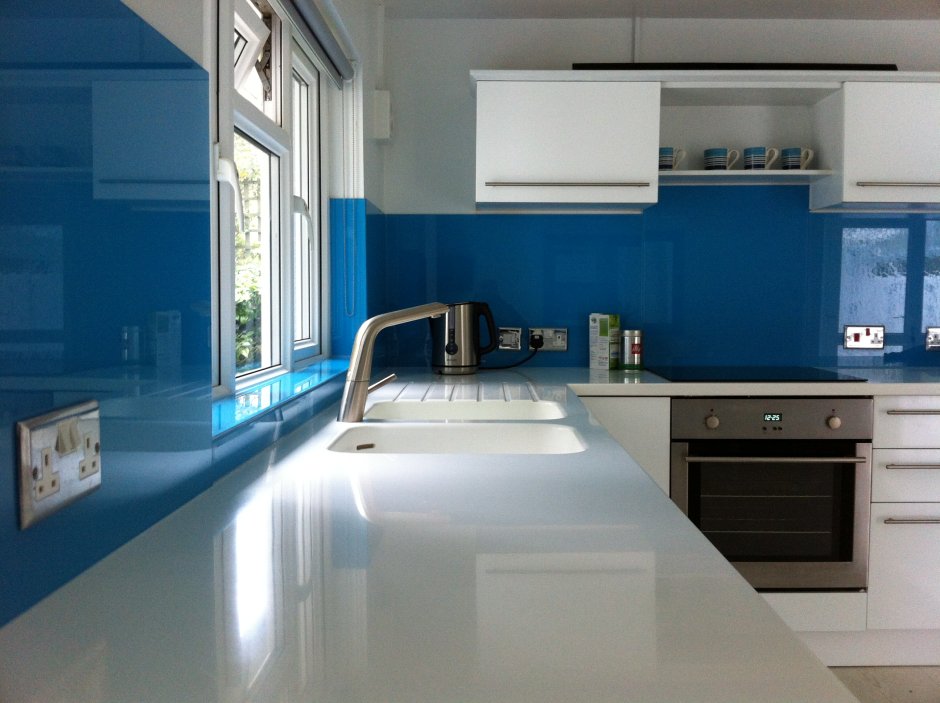 Белая кухня с синей столешницей