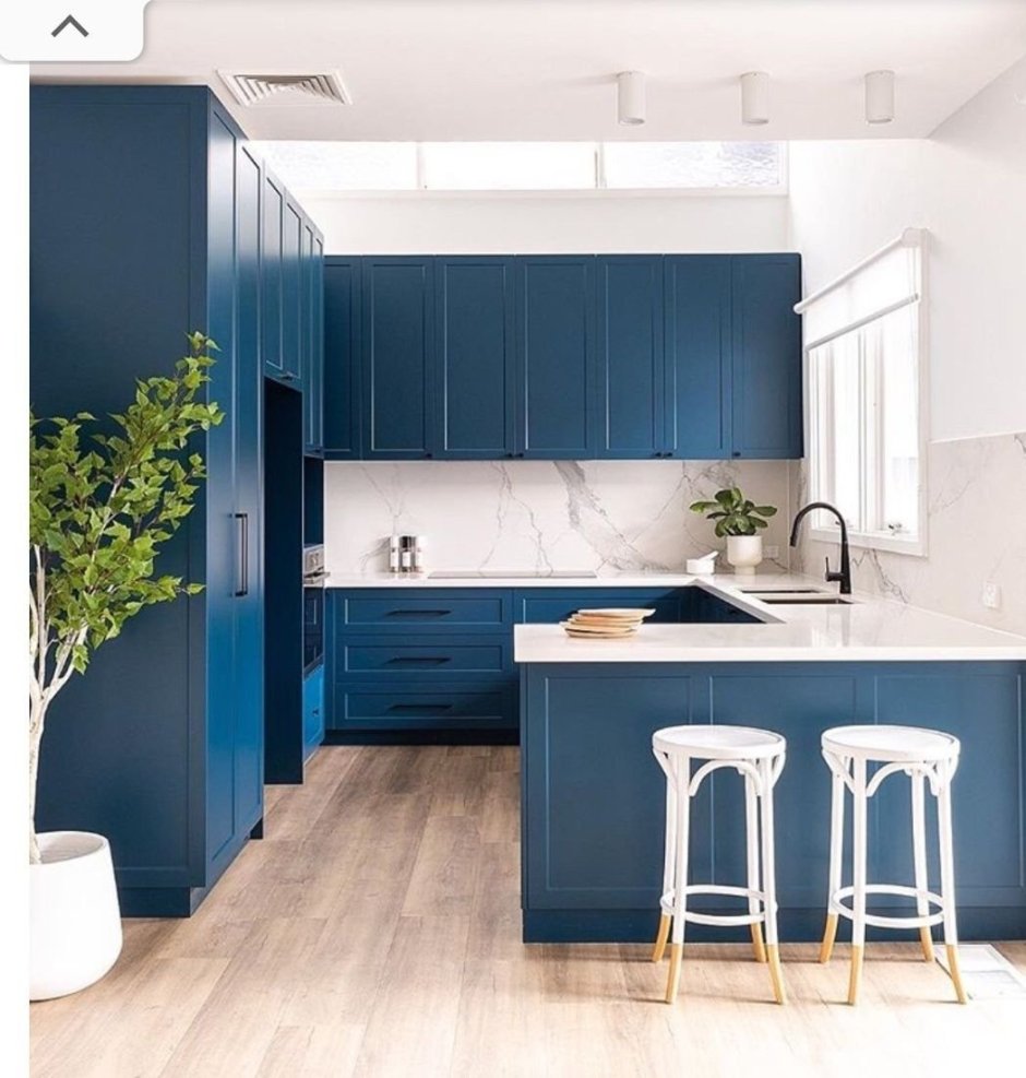 Дизайн кухни в бежево синем цвете