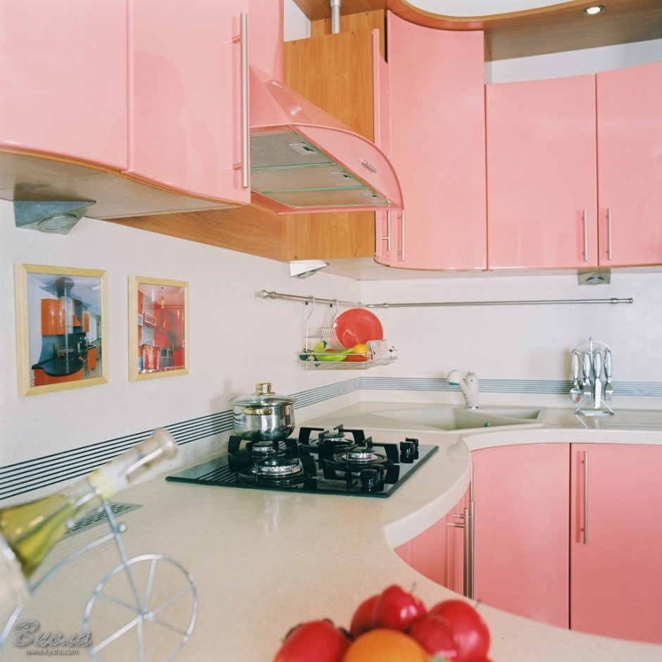 Персиковый цвет маленькой кухни