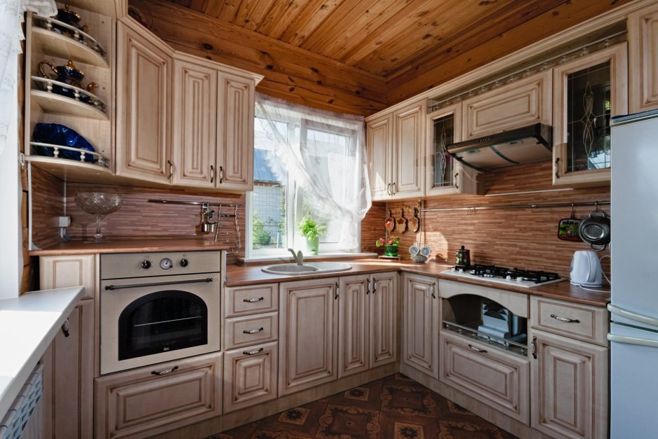Кухня с деревявянными фпсалвми
