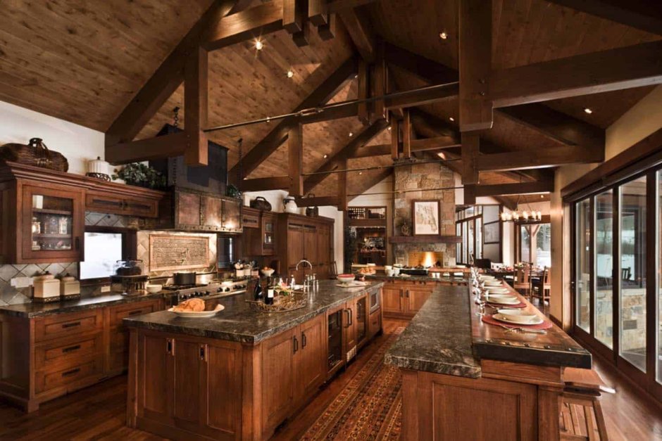 Огромная деревянная кухня