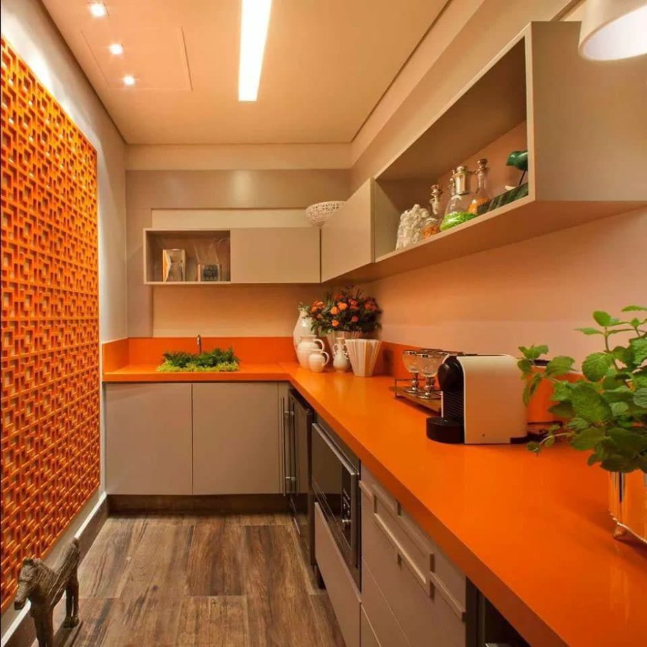 Интерьер маленькой оранжевой кухни