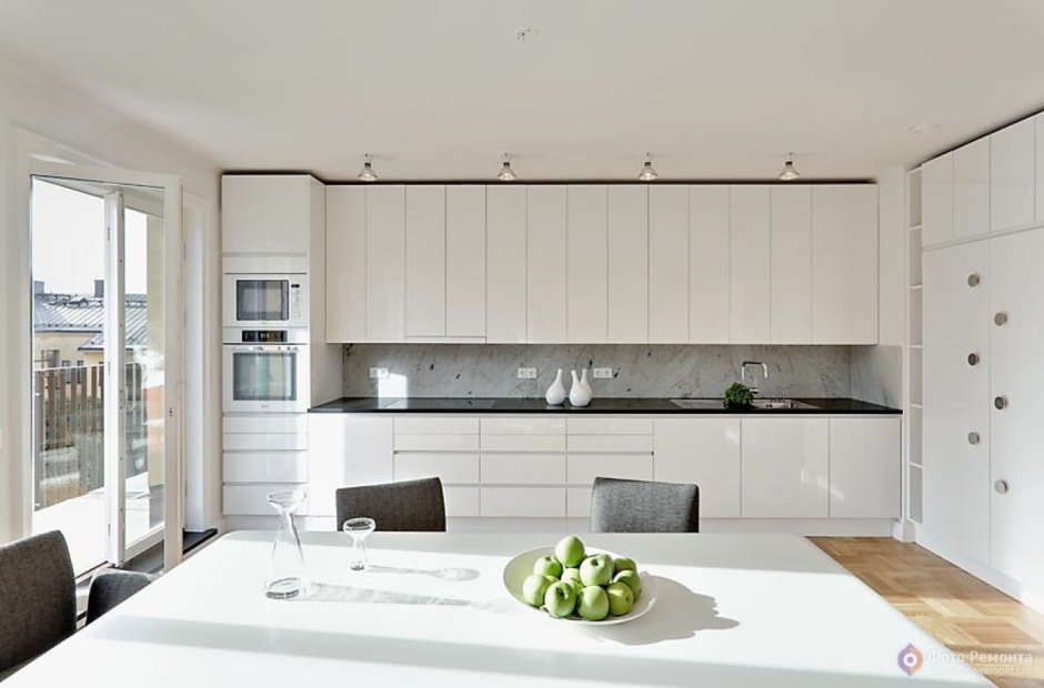 Белая кухня с высокими верхними шкафами