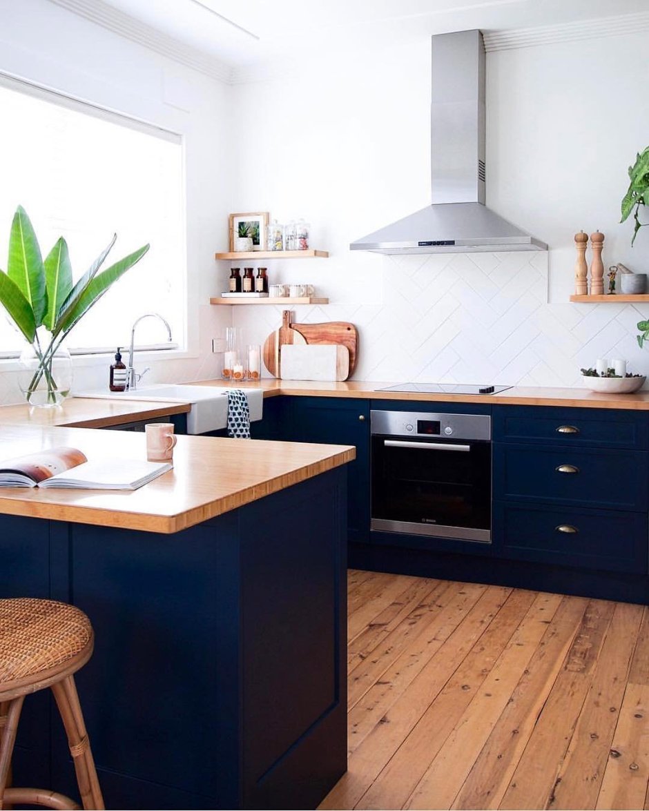 Синяя кухня с деревянной столеш