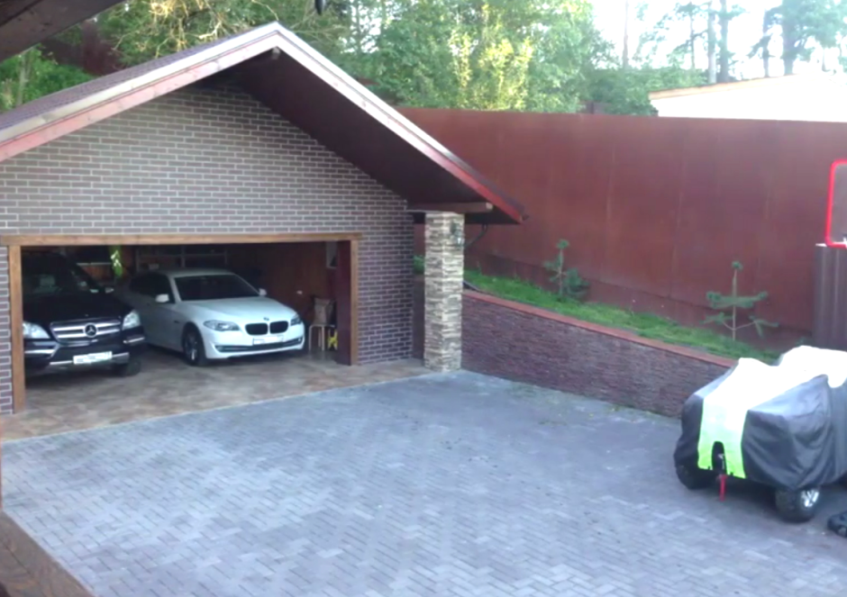 Кирпичный гараж на 2 машины
