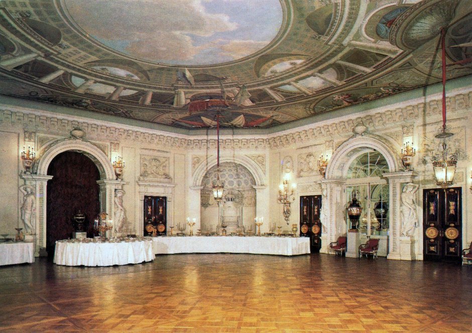 Танцевальный зал Павловского дворца