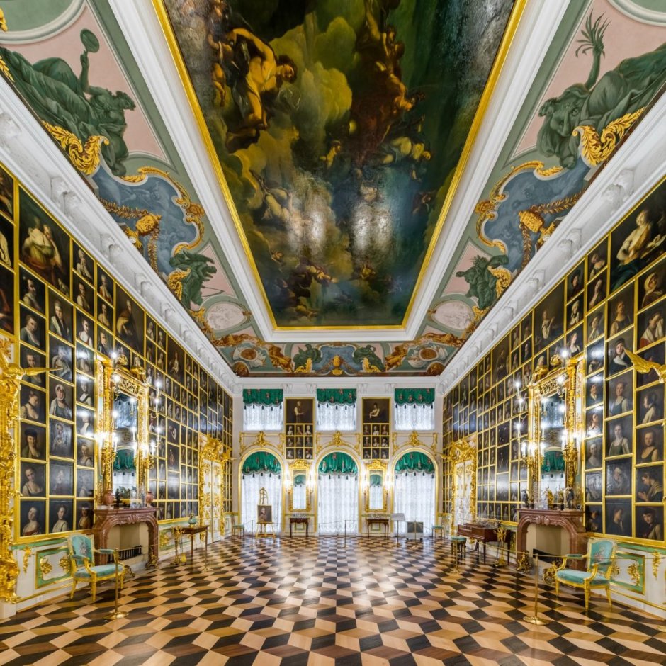 Большой дворец в Петергофе картинный зал