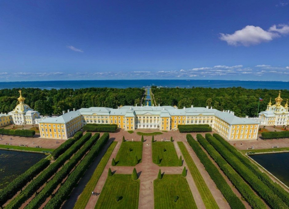 Большой дворец в Петергофе сверху