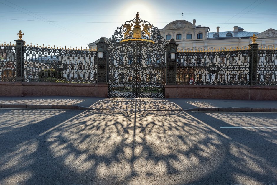 Дворец на Фонтанке с кованными воротами и гербом в Санкт-Петербурге