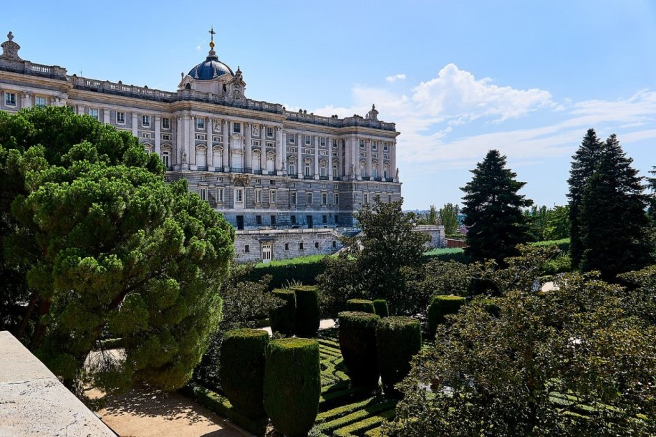 Королевский дворец в Мадриде парк Сабатини