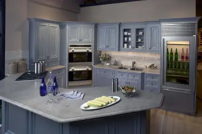 Современная кухня — угловая кухня с холодильником