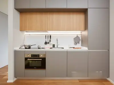 Маленькая прямая кухня с антресолью — интерьер кухни