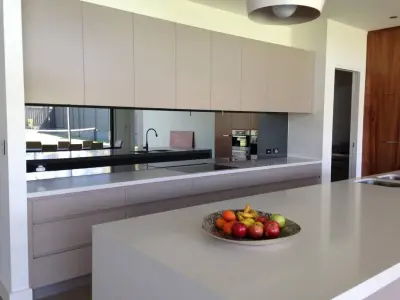 Белая кухня с зеркальным фартуком — зеркальный фартук на кухне минимализм