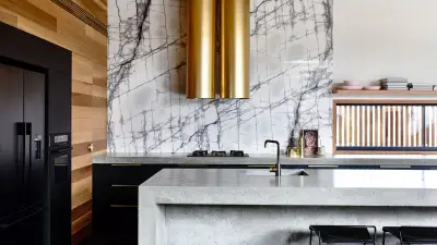 Круглая вытяжка для кухни в интерьере — кухня дерево и мрамор