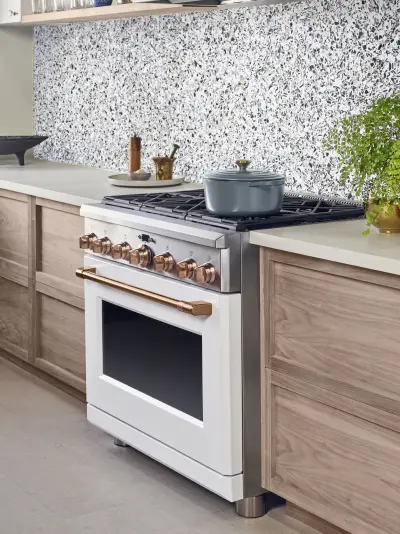 Кухня с отдельно стоящей плитой — интерьер кухни